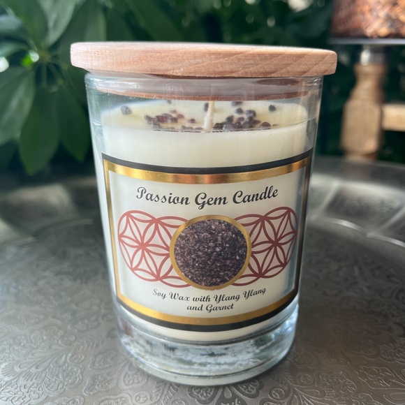 Soy Candle with Ylang Ylang and Garnet - Picture 2 of 5